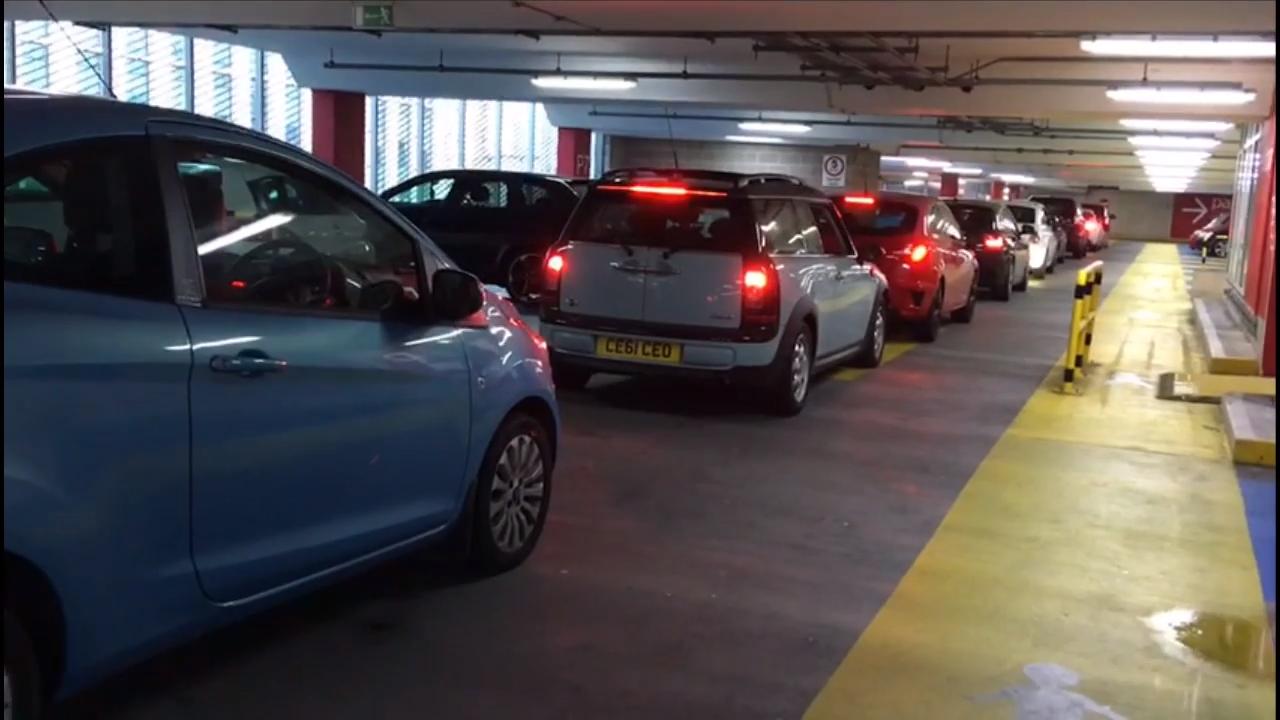 airport parking queuing 