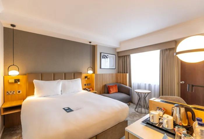 Double room with a seating area at Crowne Plaza near Gatwick Airport